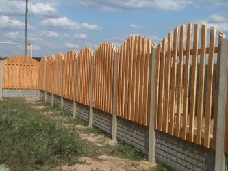 Φράχτης για ένα ιδιωτικό ξύλινο σπίτι: Πώς να επιλέξετε; 200+ (Φωτογραφίες) Όμορφες επιλογές